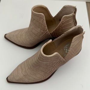 Gigietta Bootie | Vince Camuto